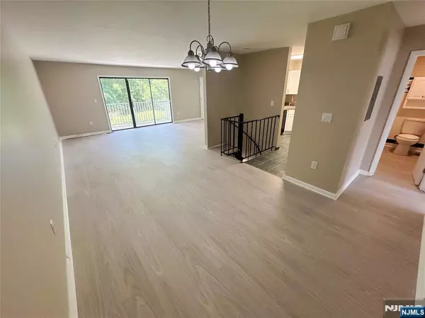 Lyndhurst, NJ 07071,735 Riverside AVE #A3