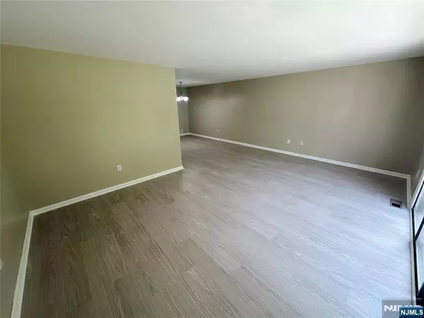 Lyndhurst, NJ 07071,735 Riverside AVE #A3