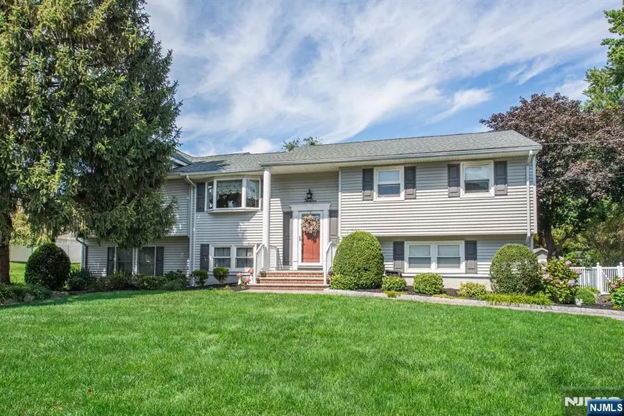 12 Crestwood, Fairfield, NJ 07004