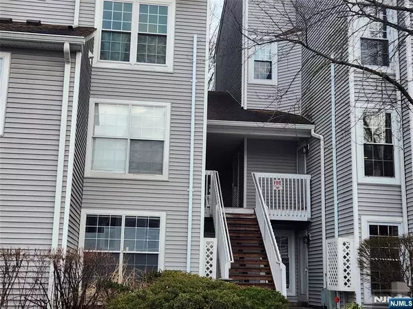 32 Fox Run DR, Englewood, NJ 07631