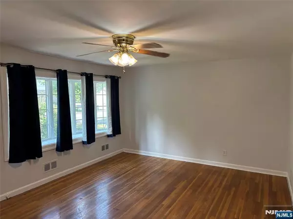 Paramus, NJ 07652,31 Farview TER