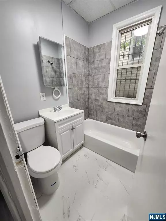 Irvington, NJ 07111,460 Grove ST #1