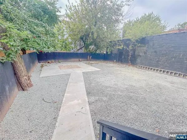 Newark, NJ 07103,413 16th ST