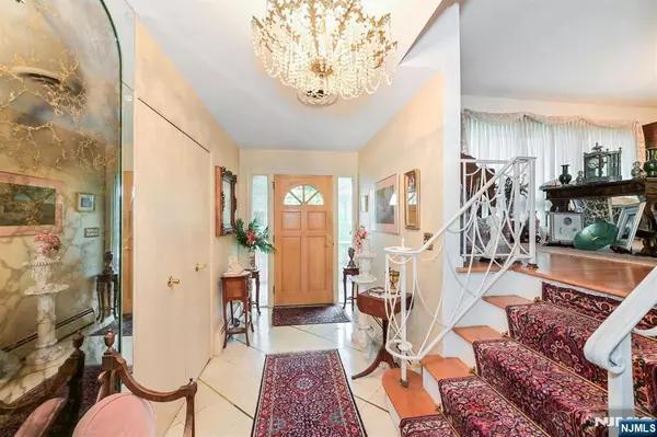 Englewood Cliffs, NJ 07632,379 Mauro RD