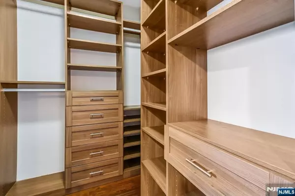 Fort Lee, NJ 07024,3050 Edwin AVE ##2D