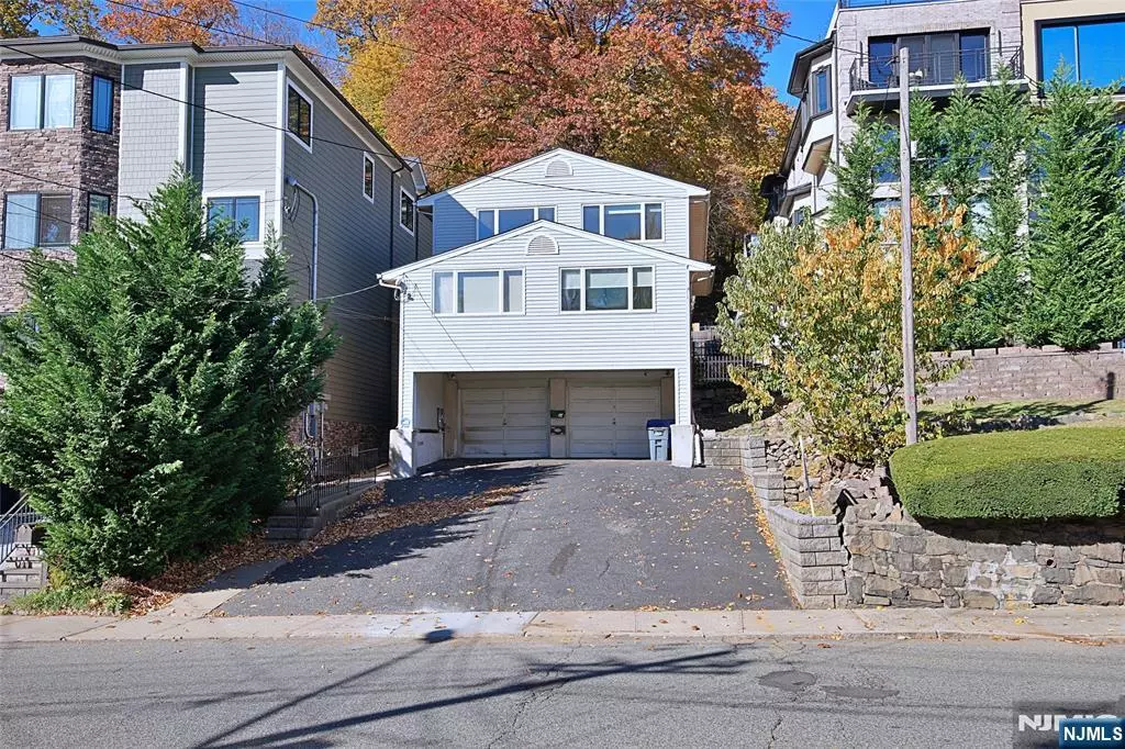 Edgewater, NJ 07020,1160 E River RD #2