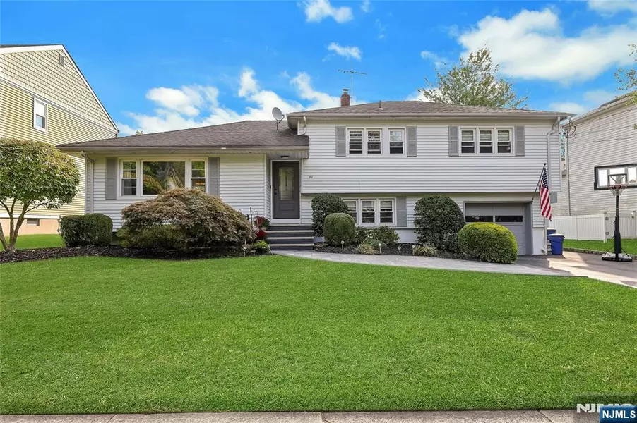 42 Eastbrook DR, River Edge, NJ 07661