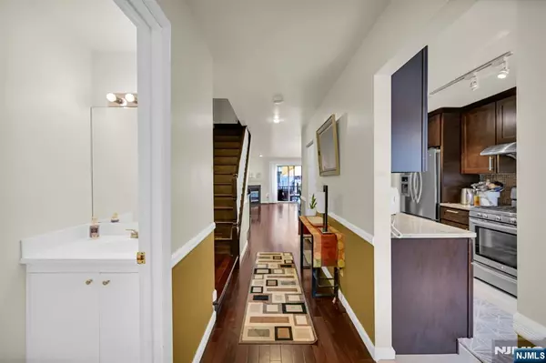 Edgewater, NJ 07020,148 Panorama DR