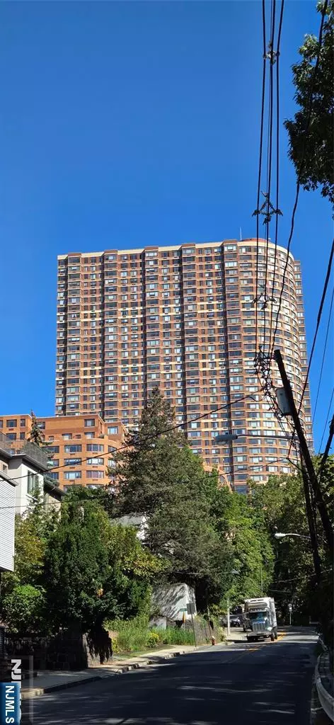 100 Old Palisade RD #2206, Fort Lee, NJ 07024