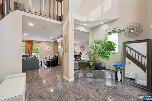 Livingston, NJ 07039,8 Vanderbilt DR