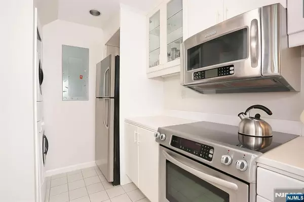 Weehawken, NJ 07086,600 Harbor BLVD #1005