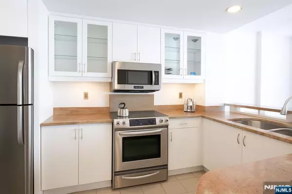 Weehawken, NJ 07086,600 Harbor BLVD #1005