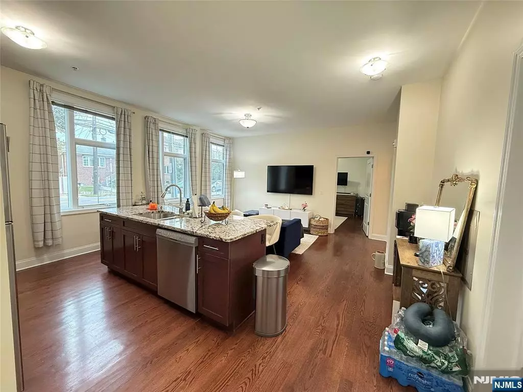 Cliffside Park, NJ 07010,615 Palisade AVE #1