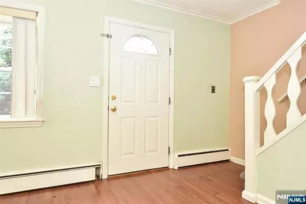 Waldwick, NJ 07463,78 Grove ST