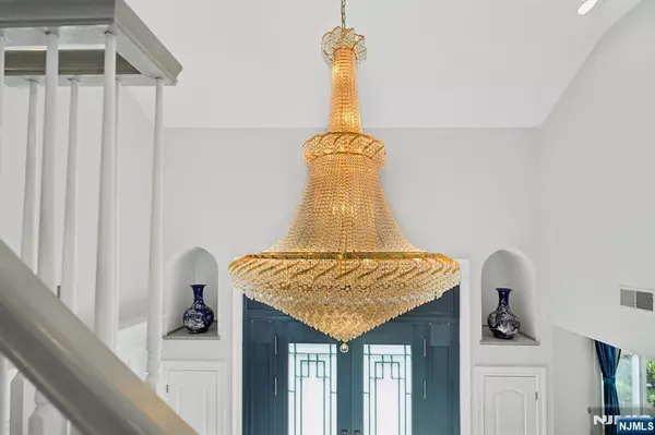 Englewood Cliffs, NJ 07632,32 Laurie DR