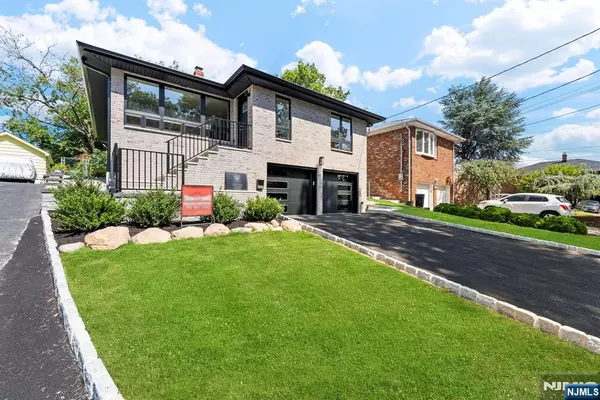 1087 Kingsland LN, Fort Lee, NJ 07024