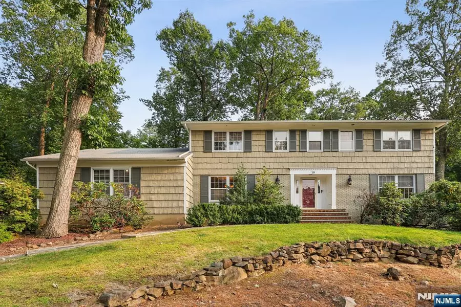 10 Byron RD, North Caldwell, NJ 07006