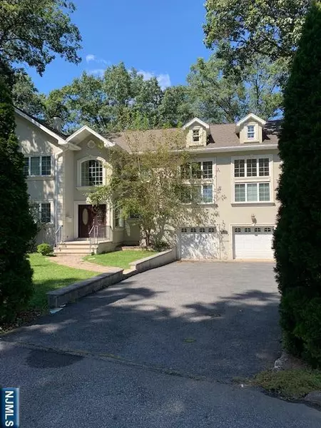 21 Addison PL, Ho-ho-kus, NJ 07423