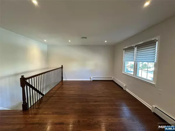 Bergenfield, NJ 07621,96 Reid AVE