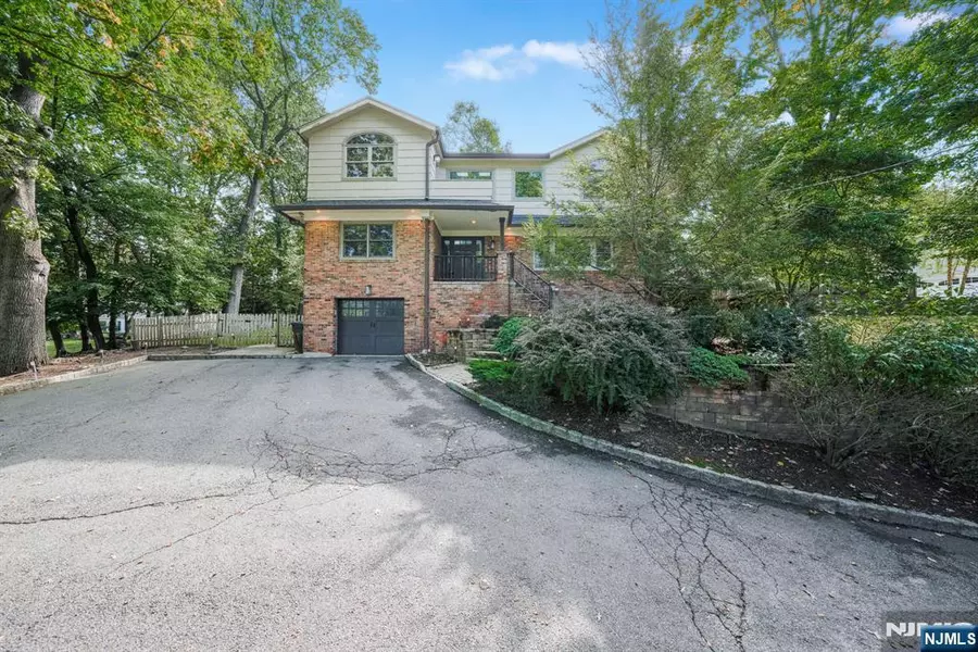 160 Grandview AVE, Caldwell, NJ 07006