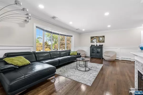 Paramus, NJ 07652,146 Lawrence DR