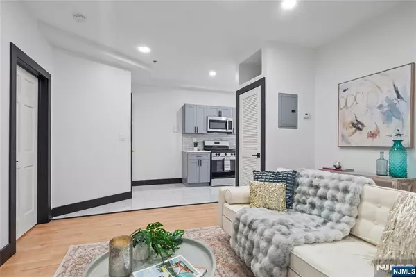 Jersey City, NJ 07307,391 Central AVE #1