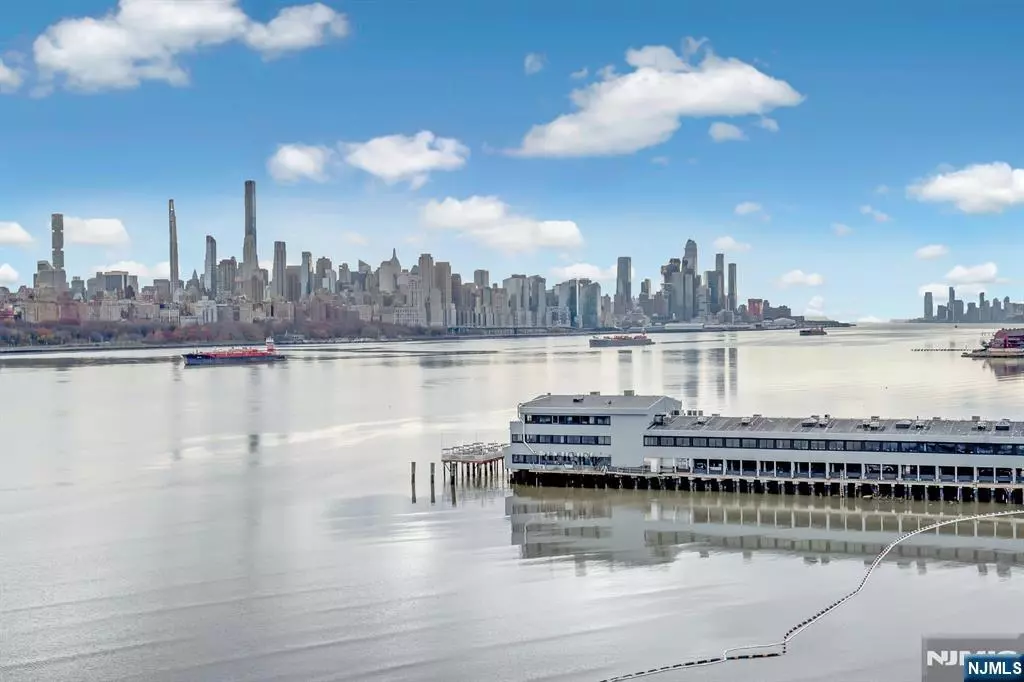 Edgewater, NJ 07020,129 The Promenade #129