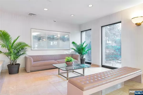 Cliffside Park, NJ 07010,200 Winston #509