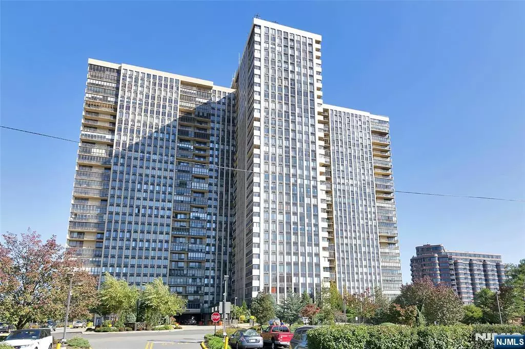 Cliffside Park, NJ 07010,200 Winston #509