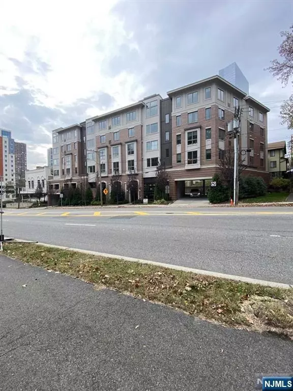 Fort Lee, NJ 07024,2001 Hudson TER #404