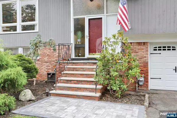 Montvale, NJ 07645,7 Shadow LN