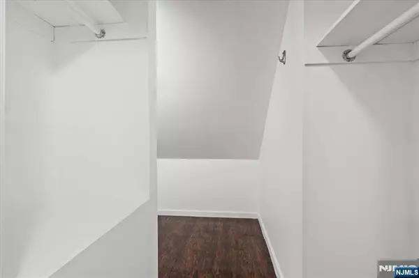 Irvington, NJ 07111,33 Dupont PL