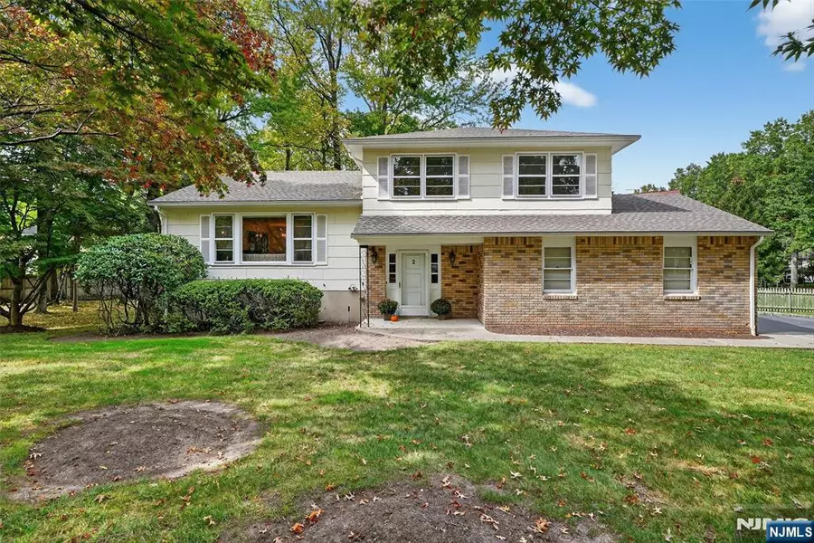 2 Eisenhower RD, Closter, NJ 07624