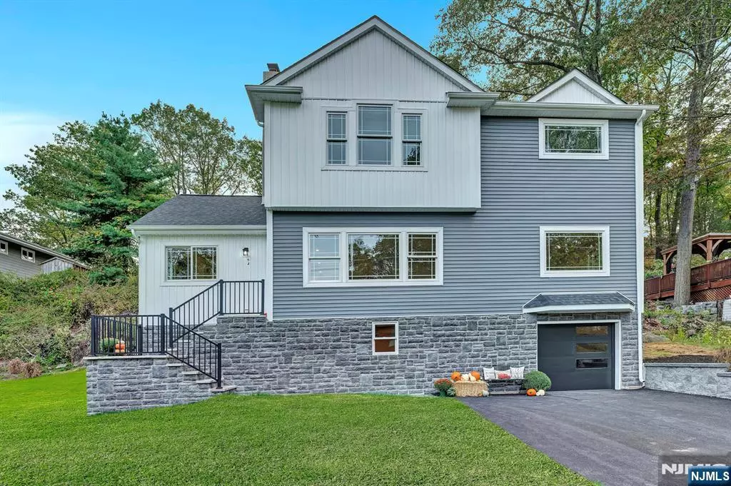 West Milford, NJ 07480,94 Up High Crest RD