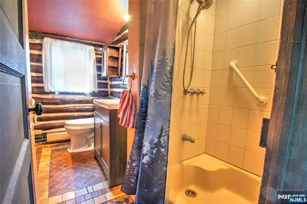 West Milford, NJ 07480,8 Rock RD