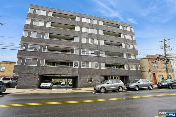 Cliffside Park, NJ 07010,364 Palisade AVE #4C