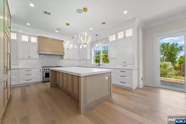 Chatham Borough, NJ 07928,128 Fairmount AVE