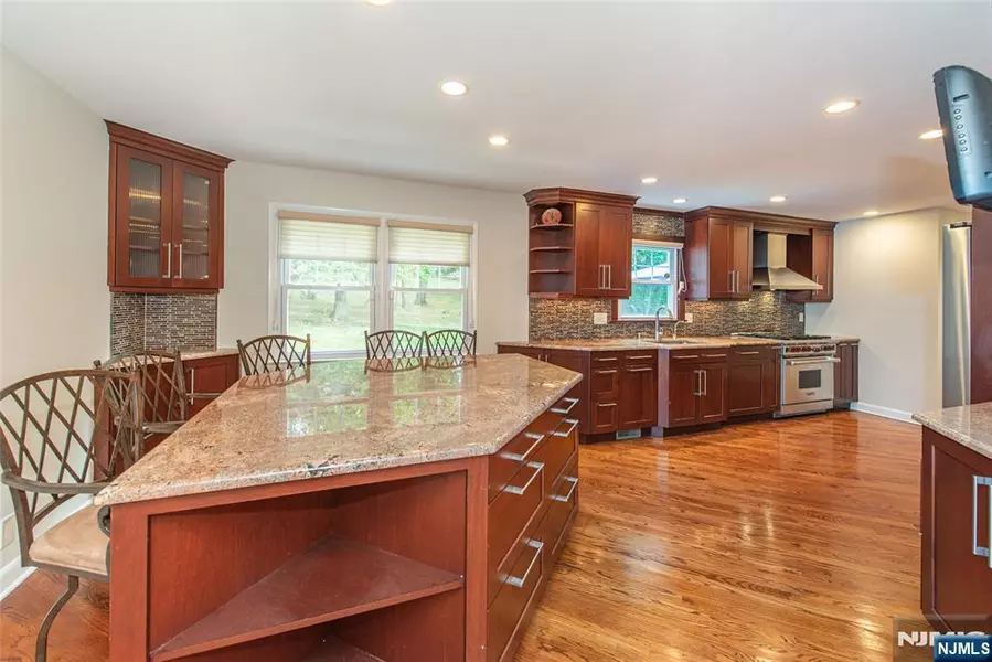 9 Aldom CIR, West Caldwell, NJ 07006