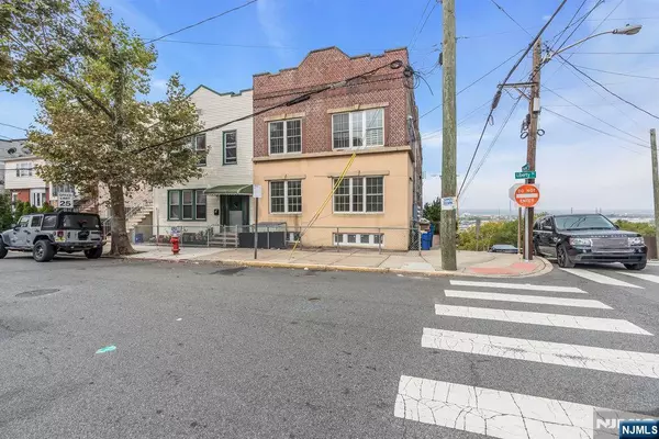 Jersey City, NJ 07307,183 Thorne ST