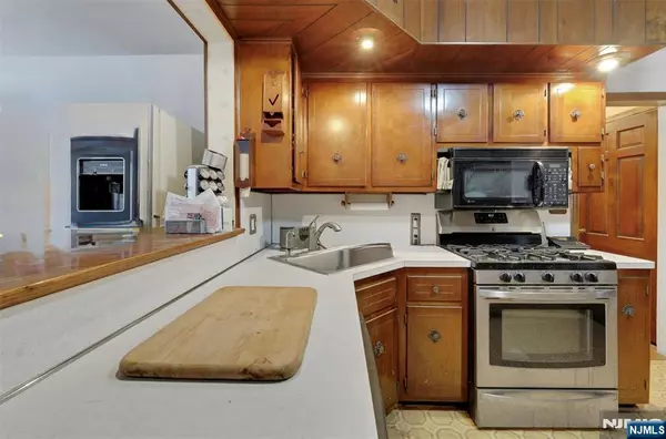 Closter, NJ 07624,181 West ST