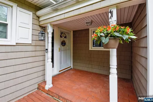 West Caldwell, NJ 07006,16 Glenwood WAY