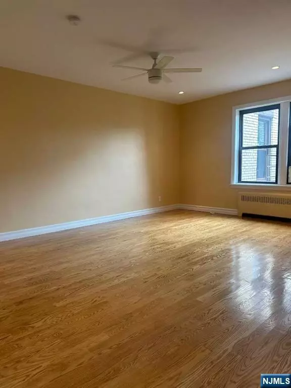 West New York, NJ 07093,6035 Boulevard East #C2