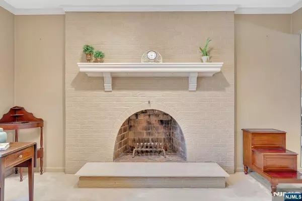 Ho-ho-kus, NJ 07423,18 Chestnut PL