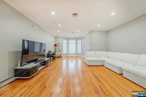 Palisades Park, NJ 07650,236 Columbus AVE #5