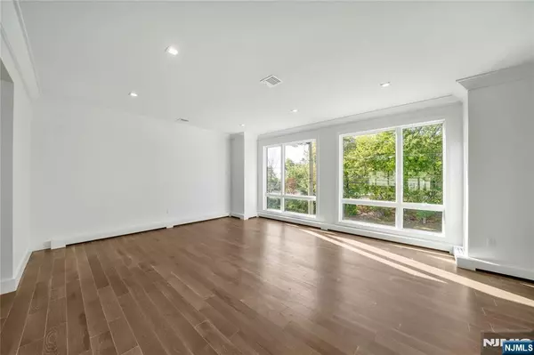 Palisades Park, NJ 07650,428 6th ST #A