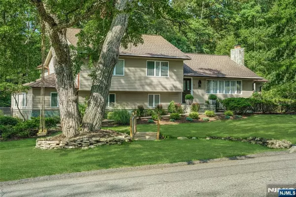 23 Chuckanutt DR, Oakland, NJ 07436