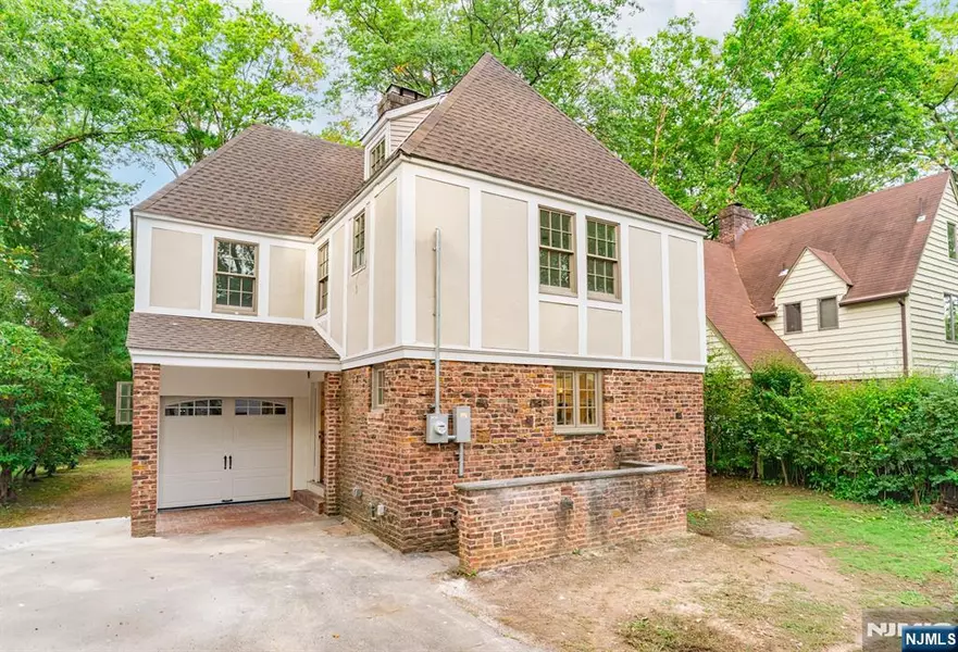 8 Bristol PL, Fair Lawn, NJ 07410