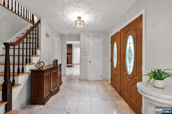 Hawthorne, NJ 07506,6 Old Orchard DR