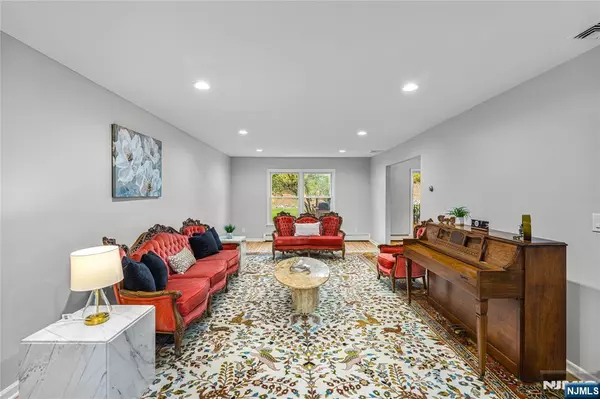 Hawthorne, NJ 07506,6 Old Orchard DR