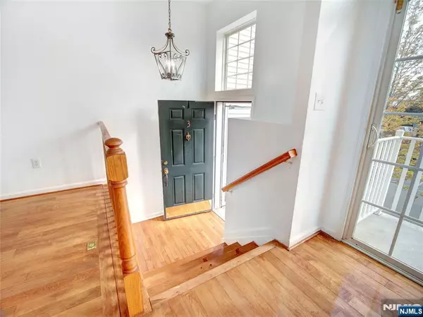 Jersey City, NJ 07305,3 Atlas CT